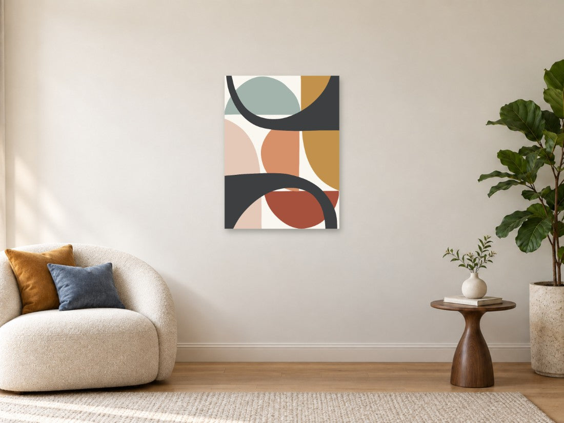 Tamni lukovi preko zelenih, oker i crvenih oblika — Srednja 60 × 80 cm, prikaz slike na zidu u enterijeru.