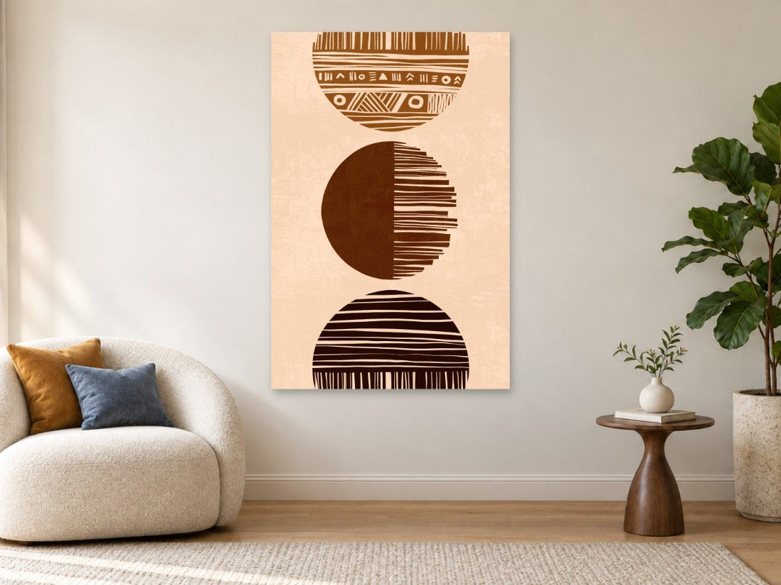 Ornamentirani geometrijski totem u smeđim i bež bojama — Premium 90 × 135 cm, prikaz slike na zidu u enterijeru.